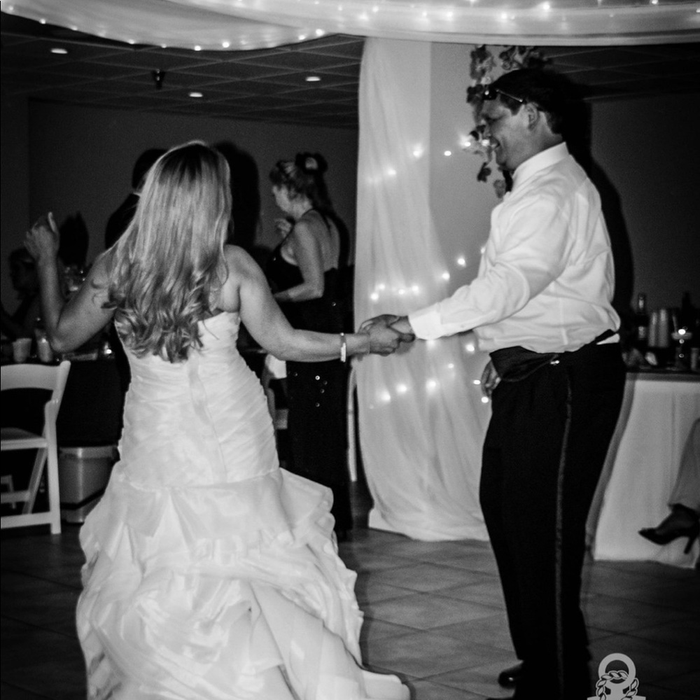 Vera Wang Wedding Dress “WHITE”Collection 
Sz 6 $700obo